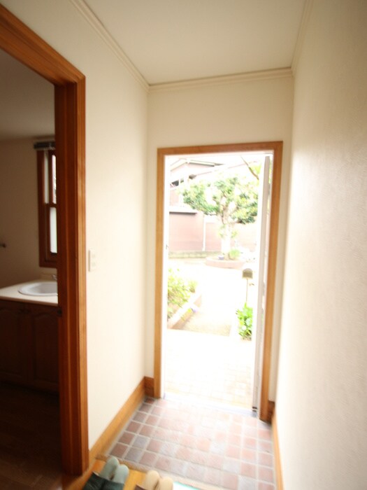 物件内観写真5　(玄関)