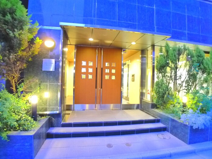 物件外観写真2　(エントランス部分)