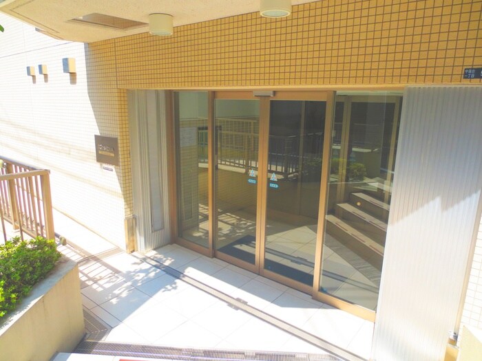 物件外観写真4　(エントランス部分)