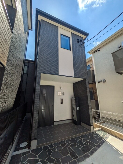 物件外観写真2　(エントランス部分)