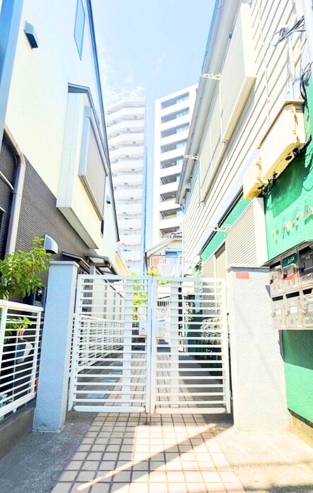 物件外観写真4　(エントランス部分)