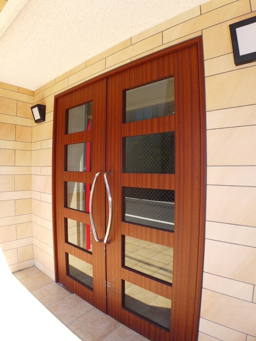 物件外観写真2　(エントランス部分)