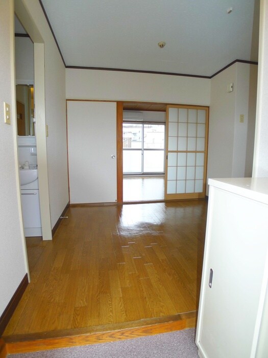 物件内観写真4　(玄関)