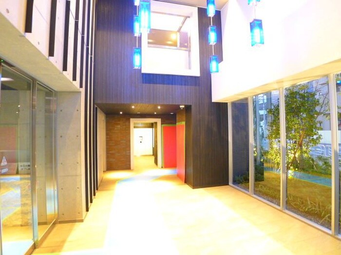 物件外観写真2　(エントランス部分)