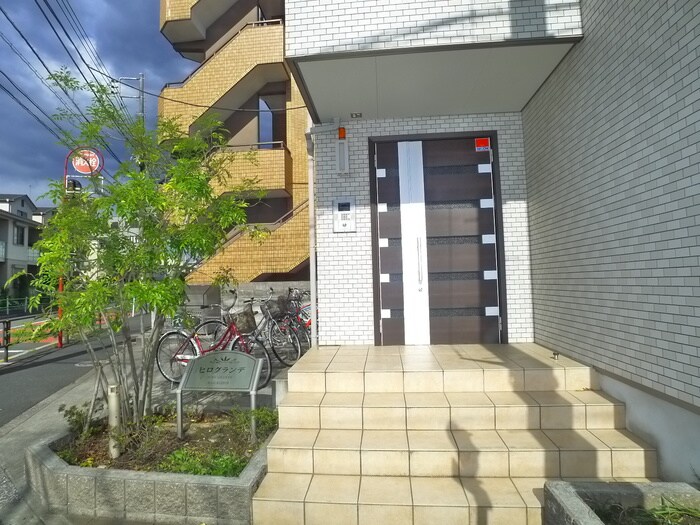 物件外観写真3　(エントランス部分)