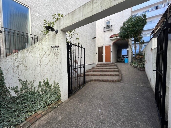 物件外観写真1　(エントランス部分)