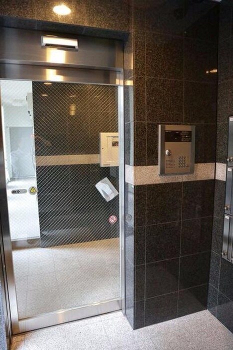 物件外観写真4　(エントランス部分)