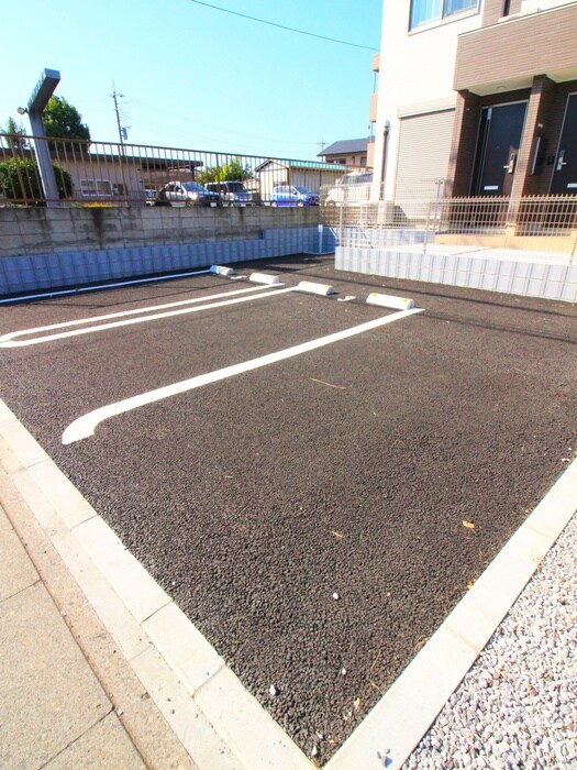 物件外観写真4　(駐車場)