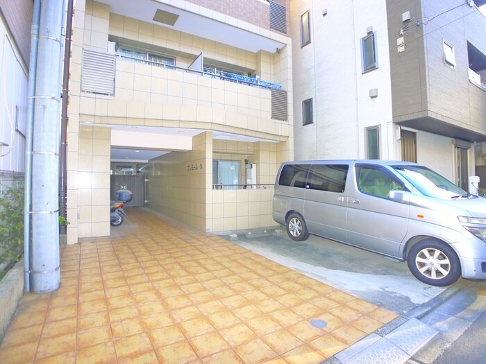 物件外観写真3　(駐車場)