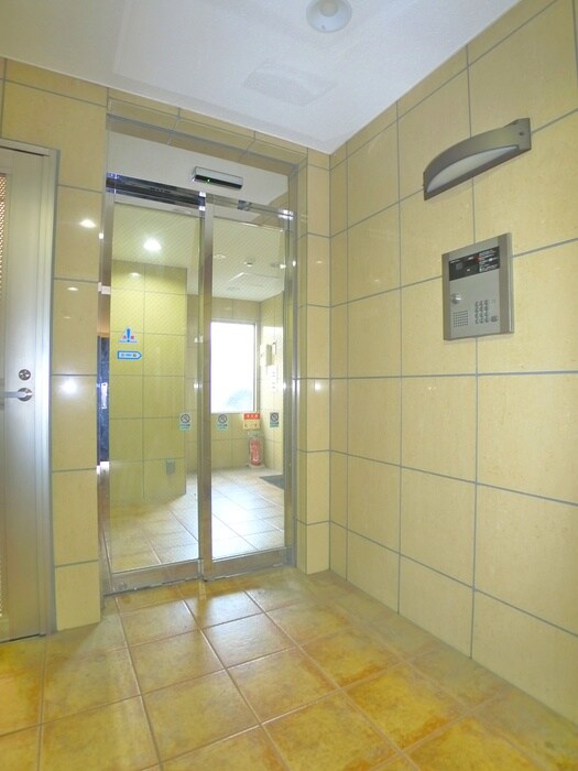 物件外観写真6　(エントランス部分)