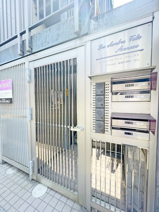 物件外観写真4　(エントランス部分)