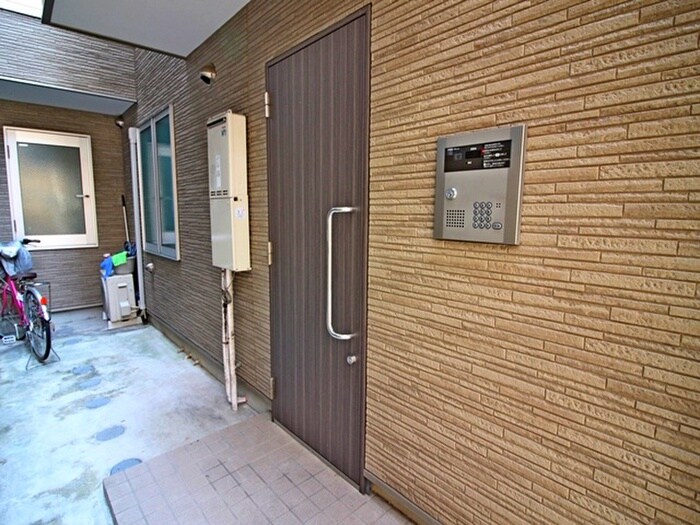 物件外観写真4　(エントランス部分)