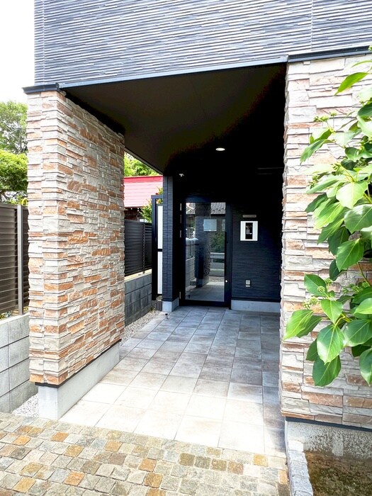 物件外観写真2　(エントランス部分)