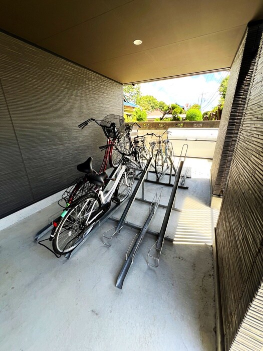 物件外観写真4　(駐輪場)