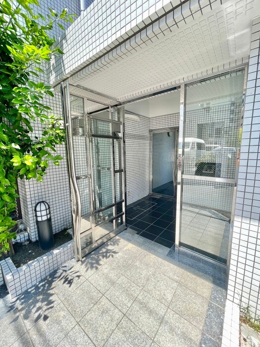物件外観写真3　(エントランス部分)