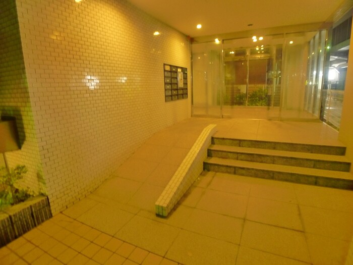 物件外観写真3　(エントランス部分)