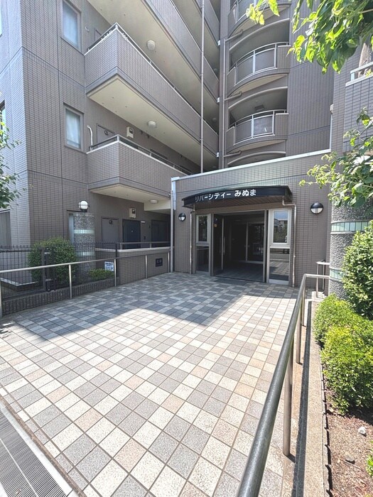 物件外観写真3　(エントランス部分)