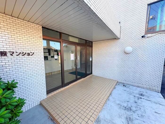 物件外観写真3　(エントランス部分)