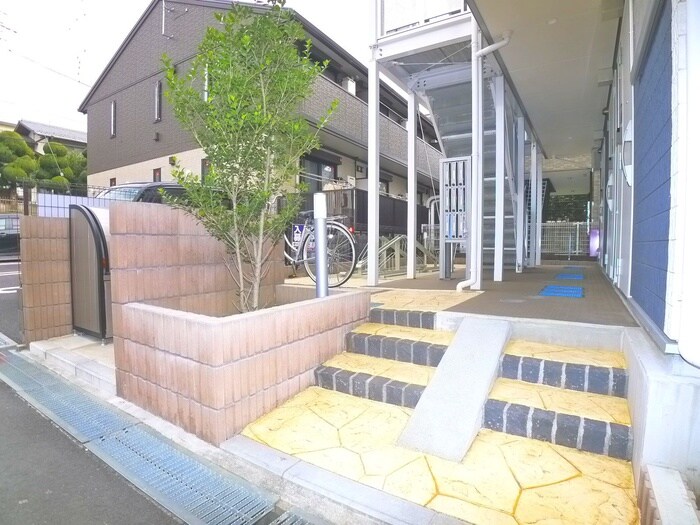 物件外観写真3　(エントランス部分)