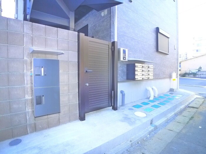 物件外観写真5　(エントランス部分)