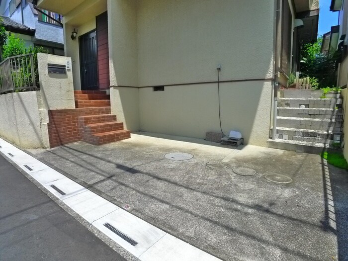 物件外観写真2　(駐車場)