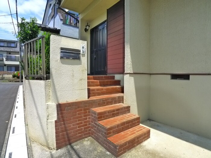 物件外観写真3　(エントランス部分)