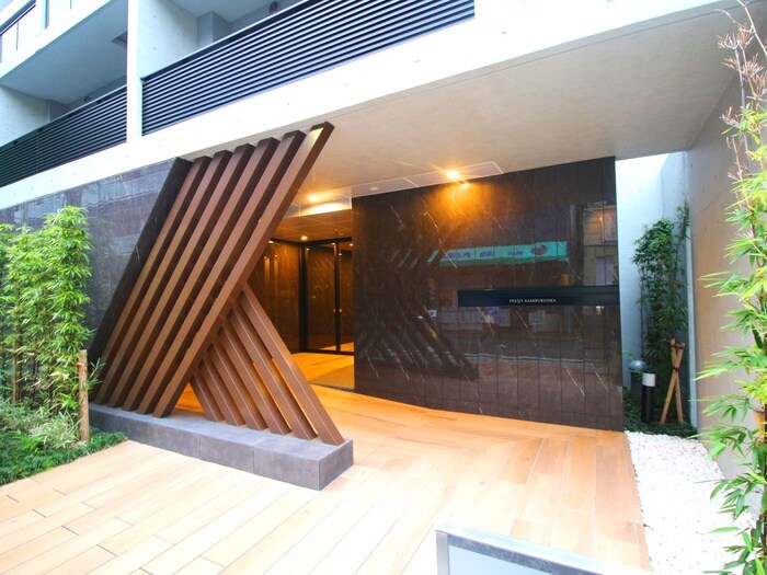 物件外観写真2　(エントランス部分)