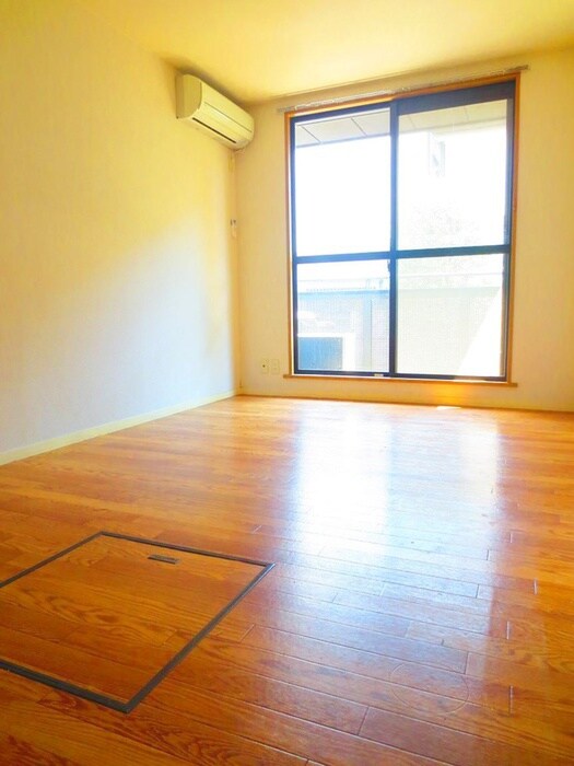 物件内観写真7　(室内からの展望)