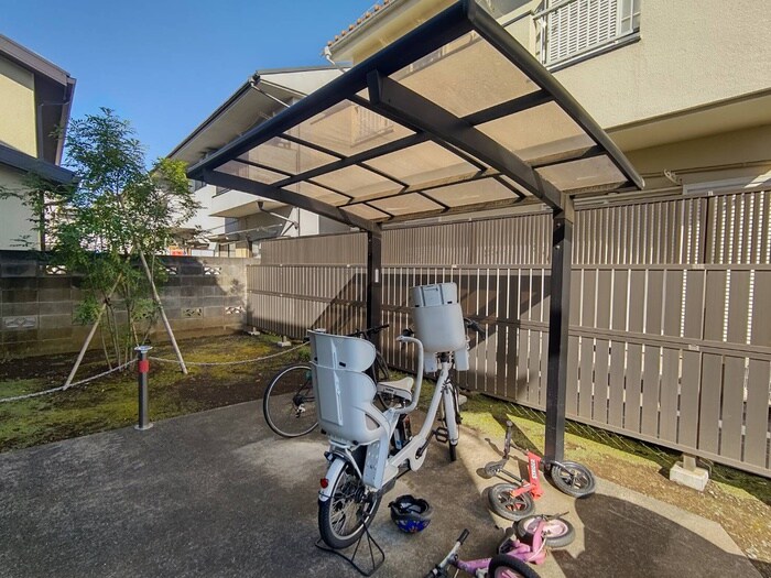 物件外観写真4　(駐輪場)