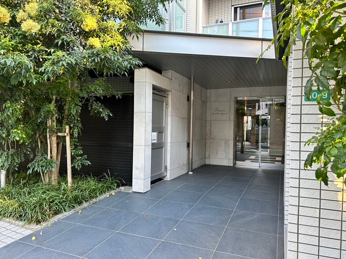 物件外観写真4　(エントランス部分)