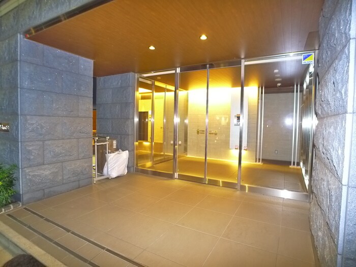 物件外観写真2　(エントランス部分)