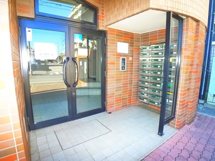 物件外観写真3　(エントランス部分)