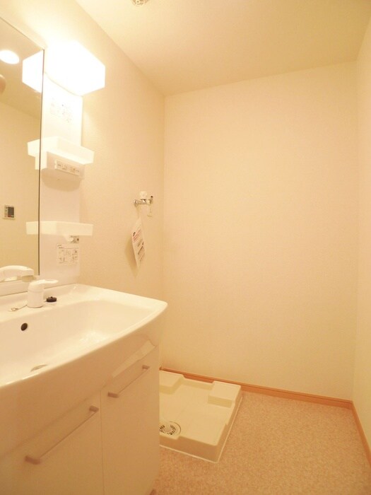 物件内観写真12　(洗濯機置場)