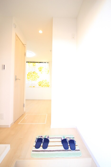 物件内観写真10　(玄関)