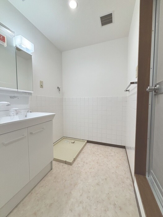 物件内観写真16　(洗濯機置場)