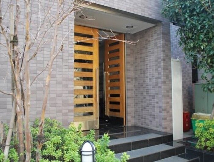 物件外観写真2　(エントランス部分)