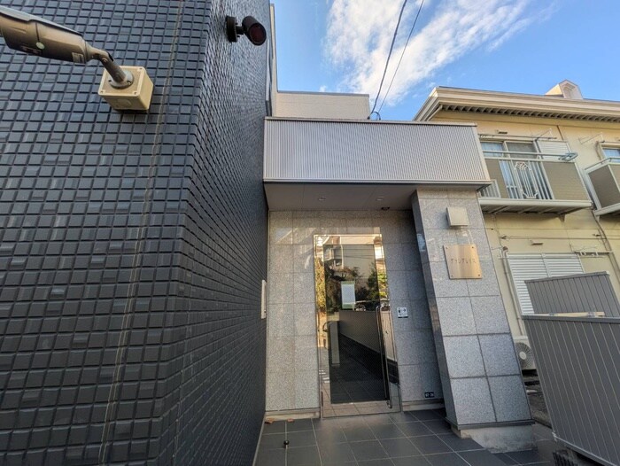 物件外観写真2　(エントランス部分)