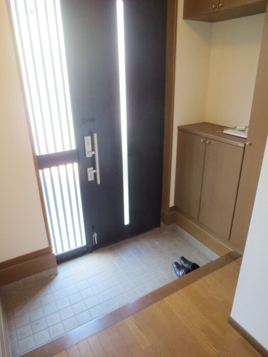 物件内観写真4　(玄関)