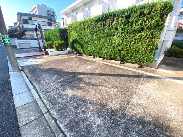 物件外観写真4　(駐車場)