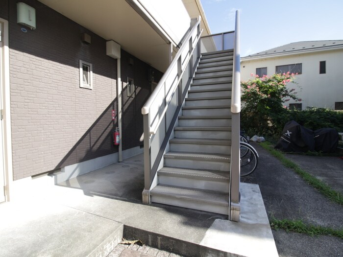 物件外観写真3　(エントランス部分)