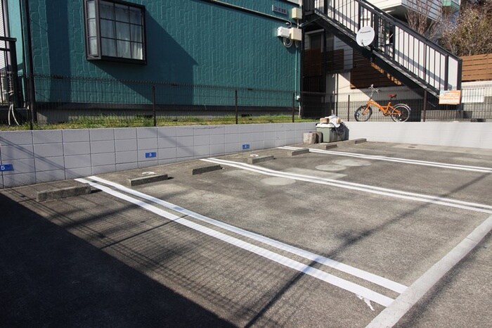 物件外観写真3　(駐車場)