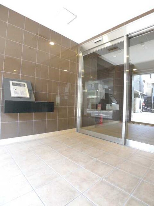 物件外観写真2　(エントランス部分)