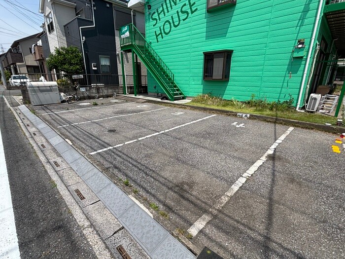 物件外観写真4　(駐車場)
