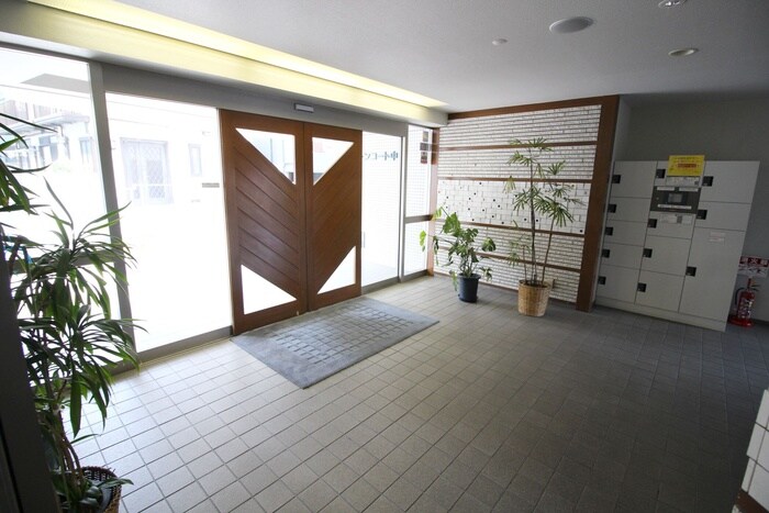 物件外観写真5　(エントランス部分)