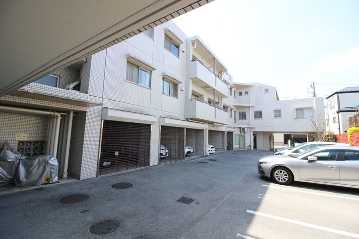 物件外観写真6　(駐車場)