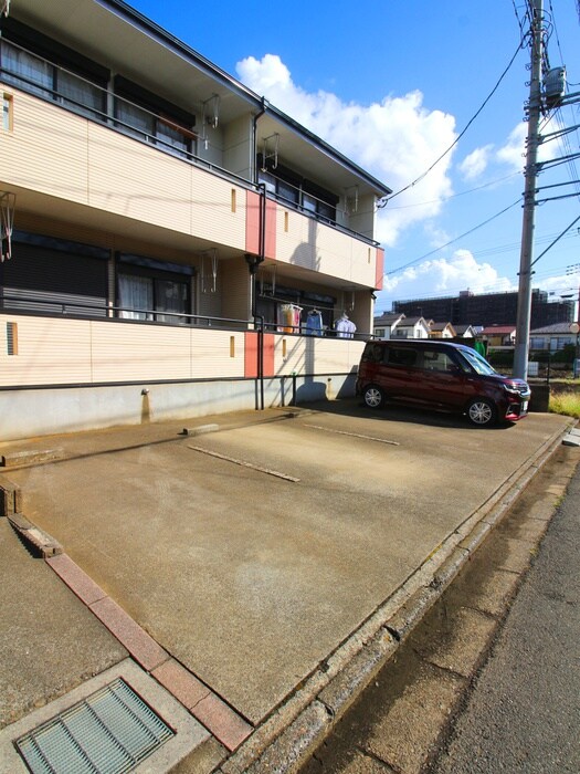 物件外観写真3　(駐車場)