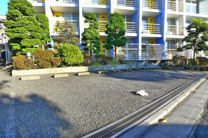 物件外観写真5　(駐車場)