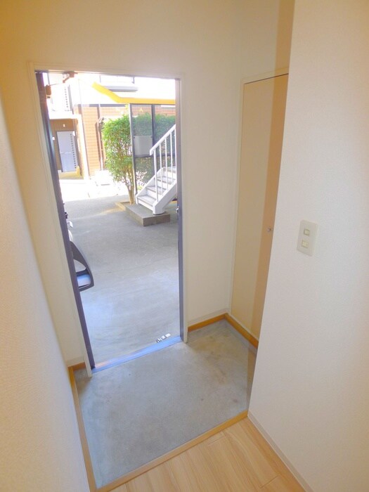 物件内観写真18　(玄関)