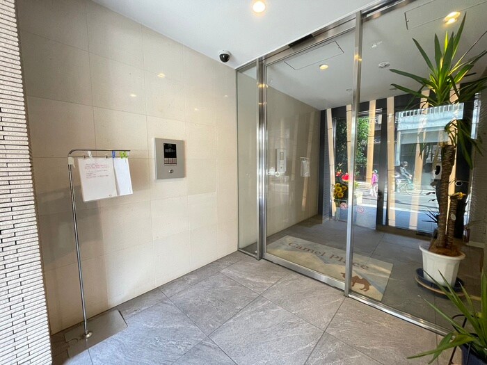 物件外観写真2　(エントランス部分)