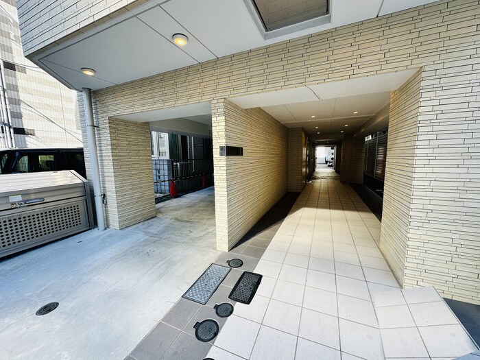 物件外観写真2　(エントランス部分)